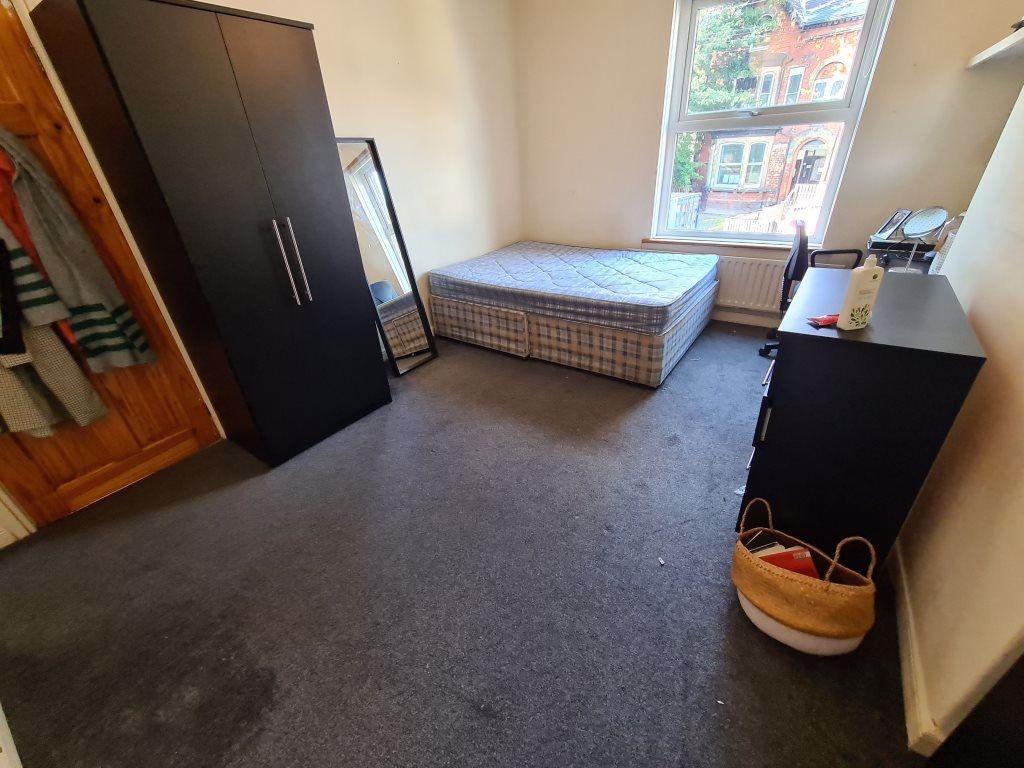 A neat and bright single bedroom featuring a si...