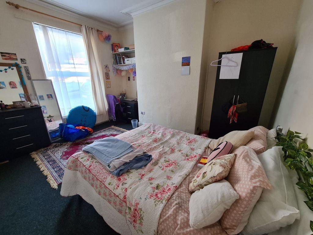 A bright and well-maintained double bedroom fea...