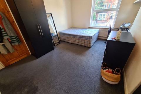 4 bedroom house to rent, Victoria Road, Leeds LS6