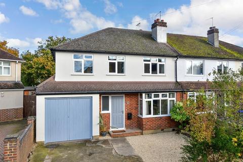 15 Barnett Close, Leatherhead, KT22 7DW