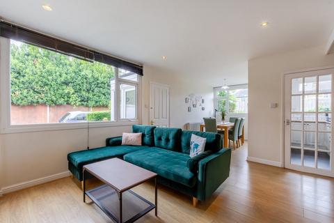 27 Craybury End, London, SE9 3SL