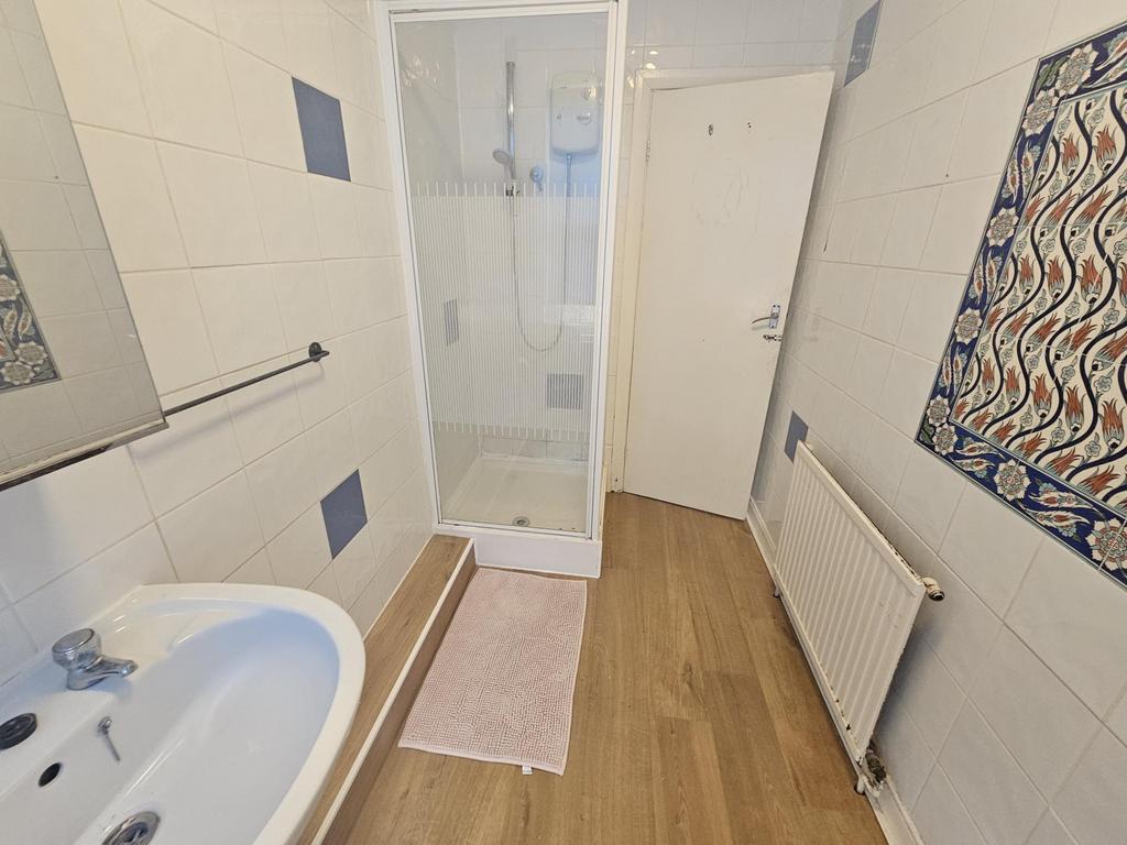A clean and well-maintained bathroom featuring ...