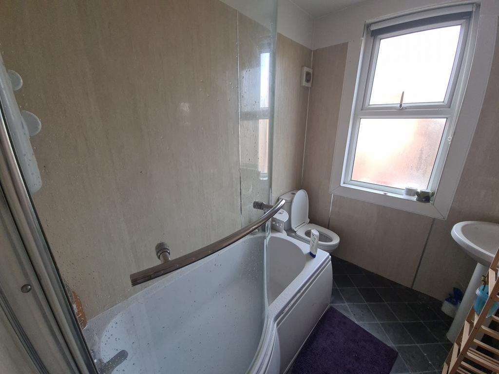 Bright and clean bathroom suite featuring a mod...