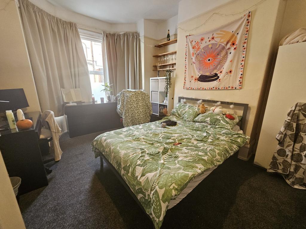 A cozy double bedroom featuring a comfortable d...