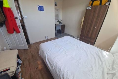 4 bedroom house to rent, Welton Place, Leeds LS6