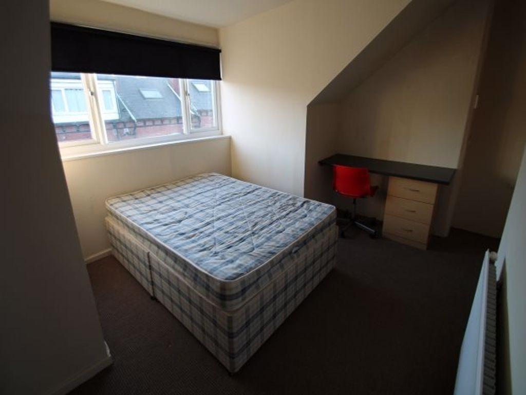 A cozy double bedroom featuring a comfortable d...