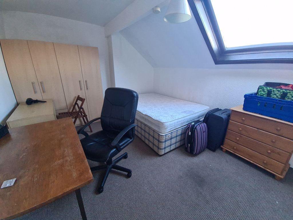 Bright and tidy single bedroom featuring a larg...