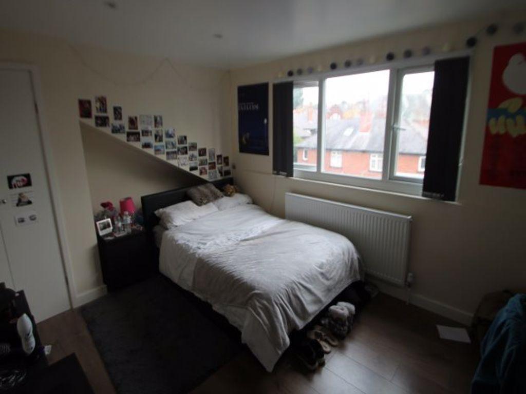 A cozy double bedroom featuring a comfortable b...