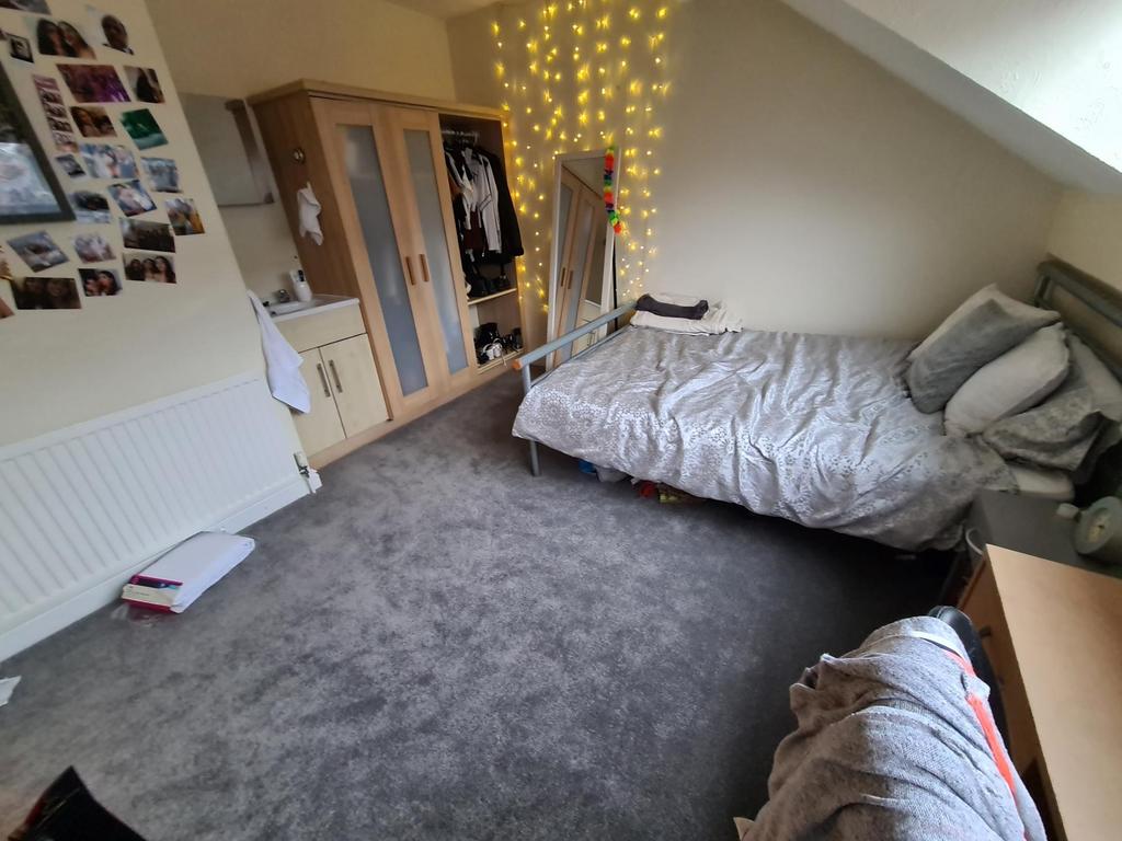 Cozy, well-kept attic bedroom with a comfortabl...