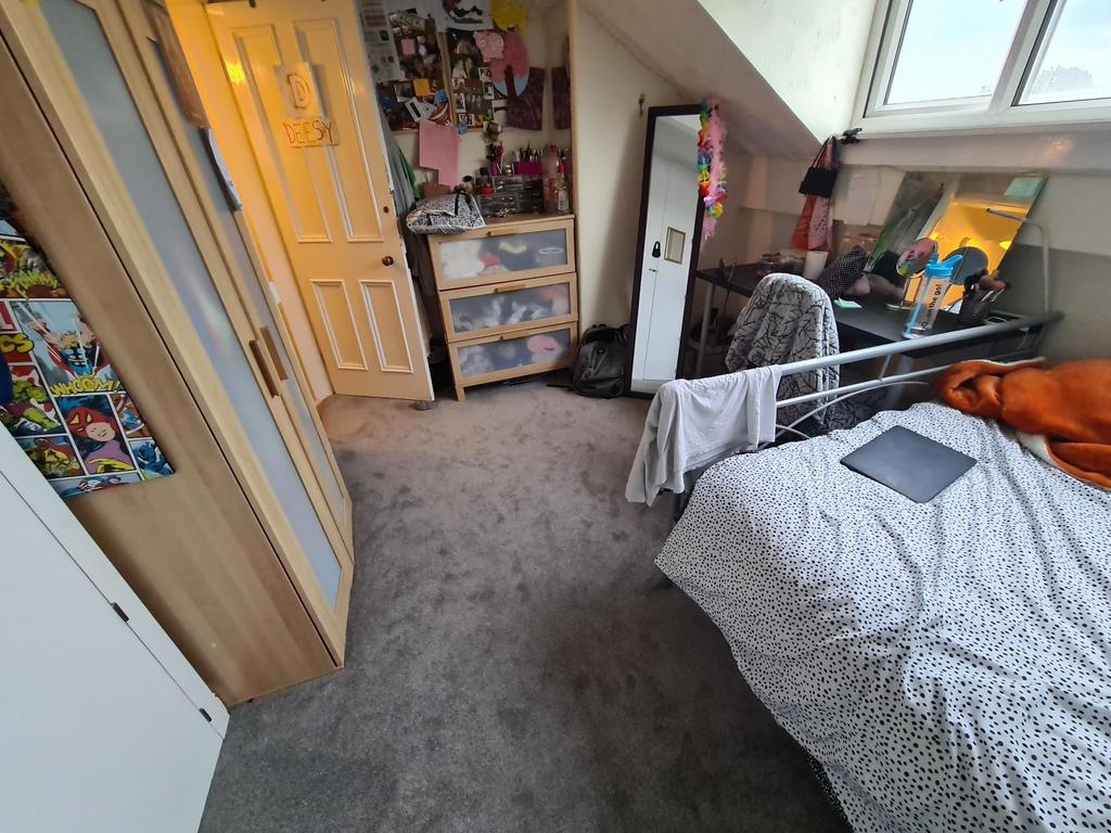 Bright, cosy attic double bedroom with a sloped...