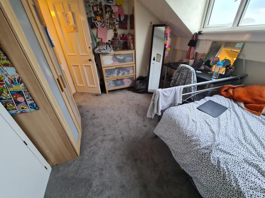 Bright, well-kept upstairs double bedroom with ...