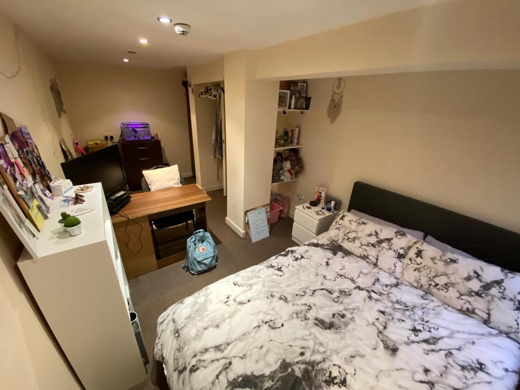 Well-presented double bedroom with a comfortabl...