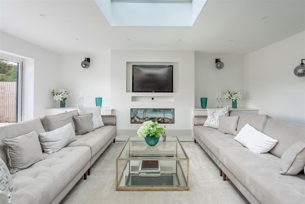 Luxury Kitchen/ Dining/ Entertainment Room