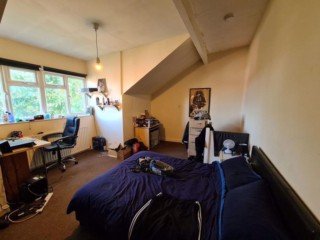 A cozy double bedroom featuring a comfortable b...