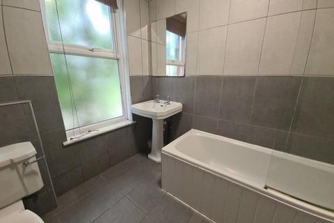3 bedroom house to rent, Knowle Terrace, Leeds LS4