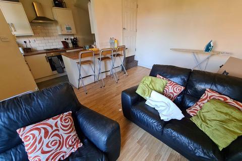 3 bedroom house to rent, Knowle Terrace, Leeds LS4