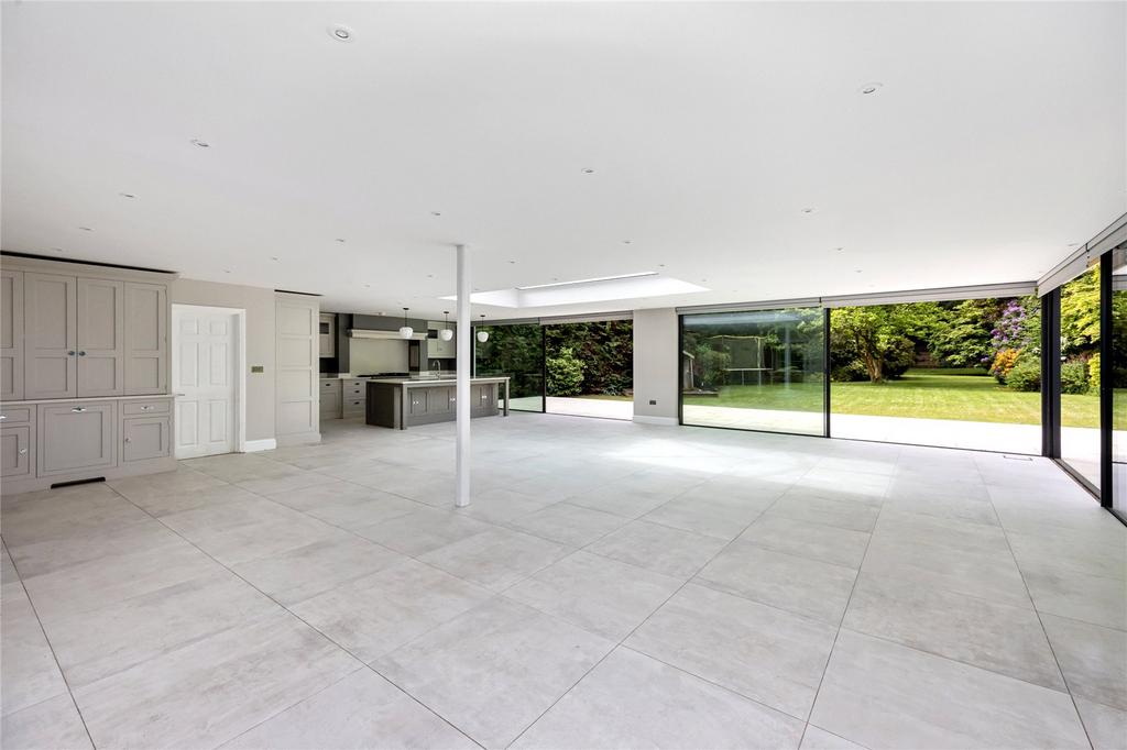Sitting/Dining Area