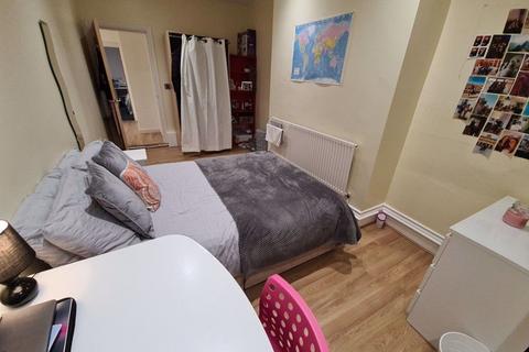3 bedroom house to rent, Moorland Avenue Hyde Park, Leeds LS6