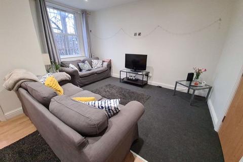 3 bedroom house to rent, Moorland Avenue Hyde Park, Leeds LS6