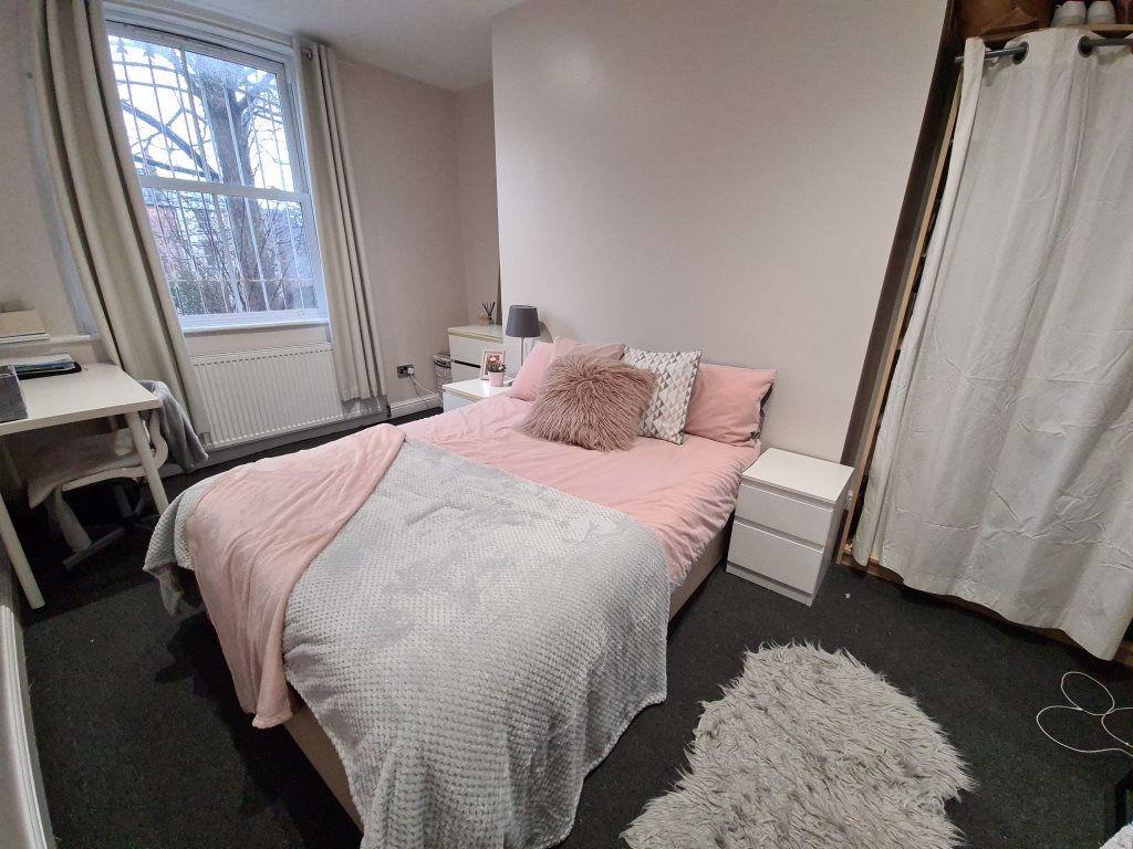 A inviting double bedroom featuring a comfortab...