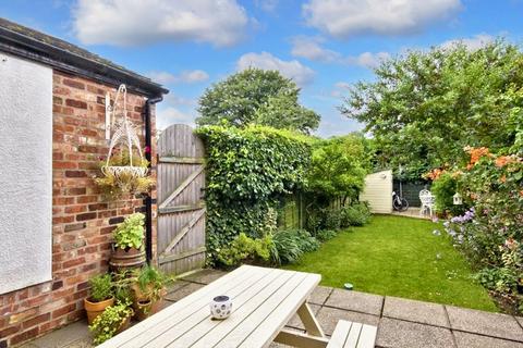 2 bedroom terraced house to rent, Hawthorne Road, Stockton Heath, WA4
