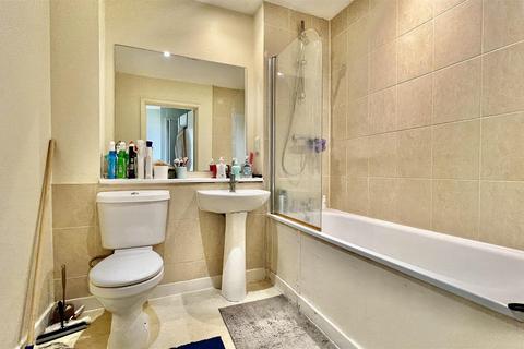 43 Canalside Gardens, Southall, UB2 5TJ