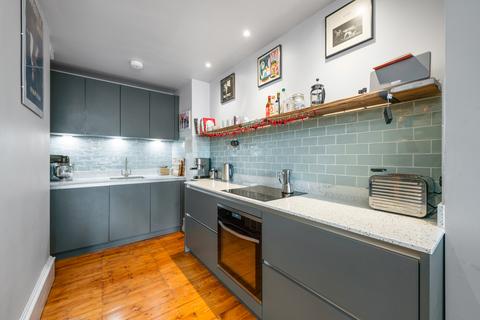 16/4 Easter Road, Edinburgh, EH7 5RG