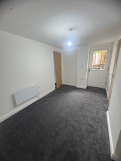 2 bedroom flat to rent, Basement Flat-Shipley, BD18 3BX