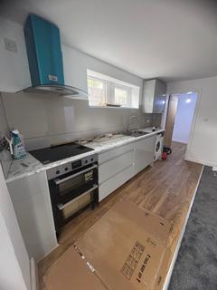 2 bedroom flat to rent, Basement Flat-Shipley, BD18 3BX