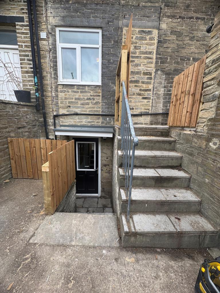 Delightfull 2 bed basement flat to let situated i