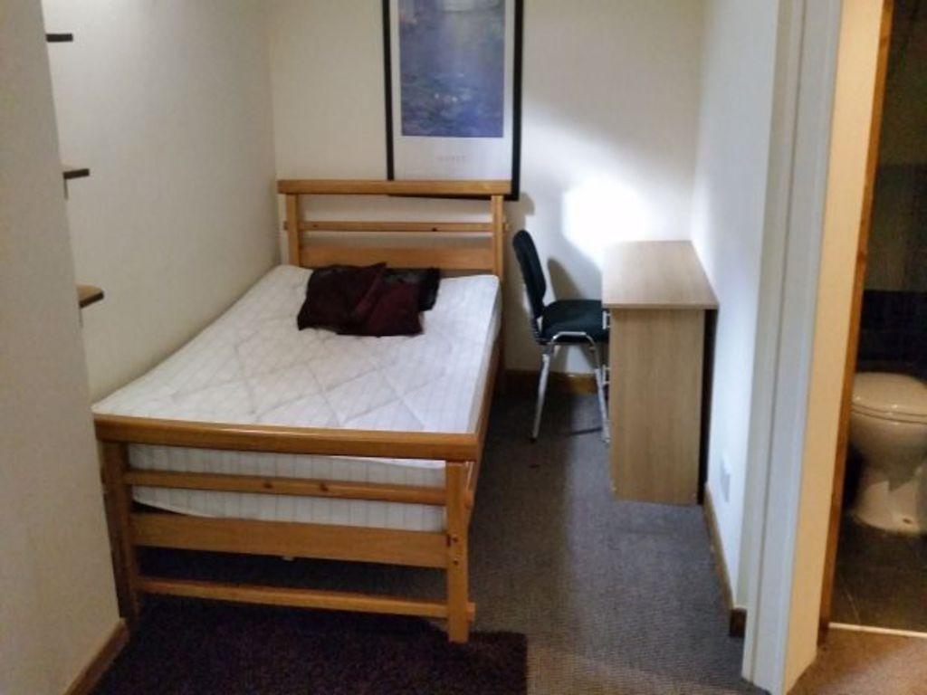 A compact and tidy single bedroom featuring a w...