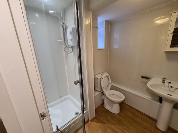 Well-presented bathroom with a separate enclose...