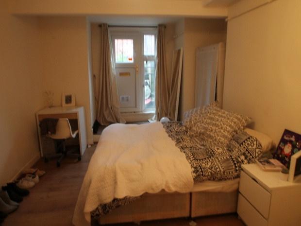 Cozy furnished double bedroom with a double bed...