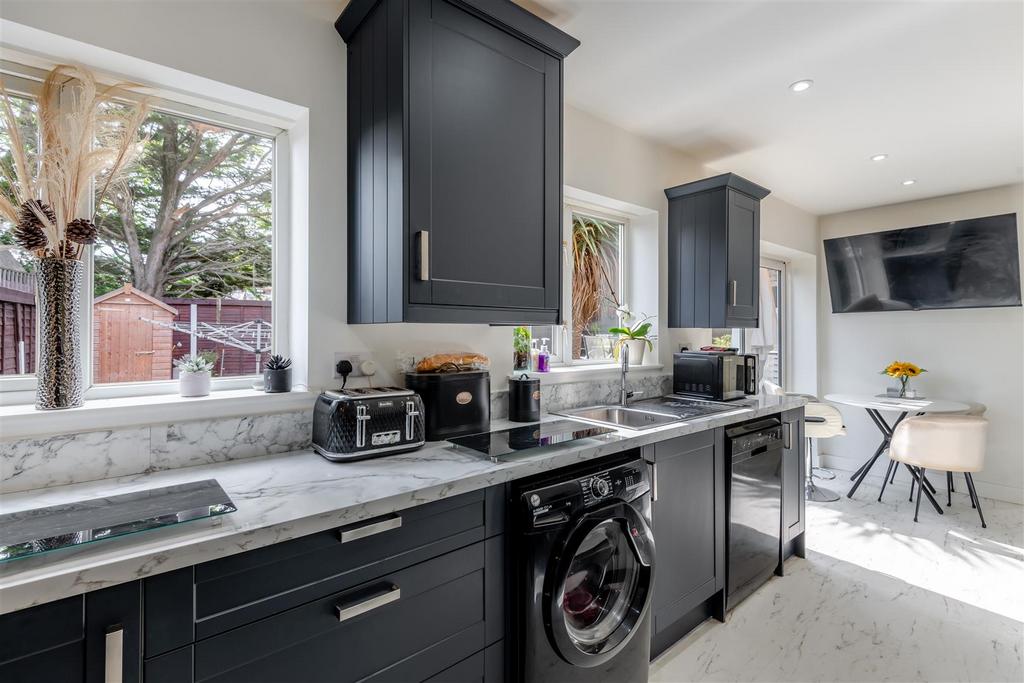 8650248-interior14.jpg