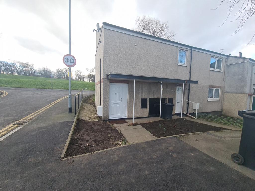 End-terrace house with a neat front yard and sp...