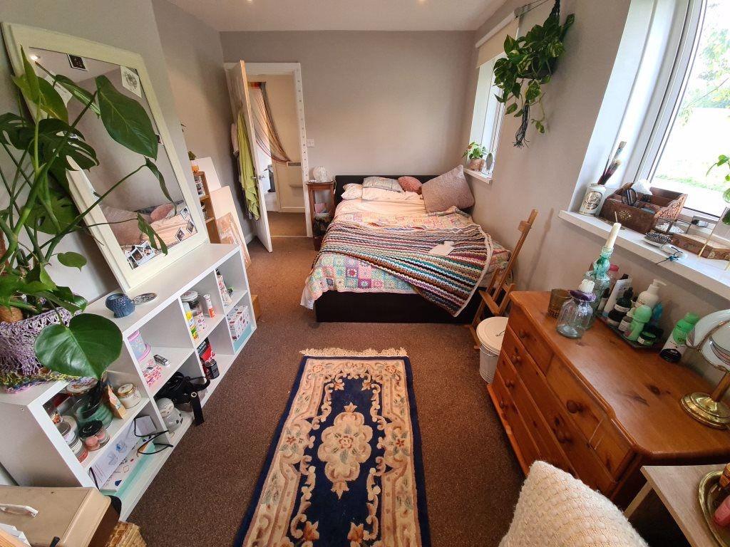 A cozy and well-maintained single bedroom featu...