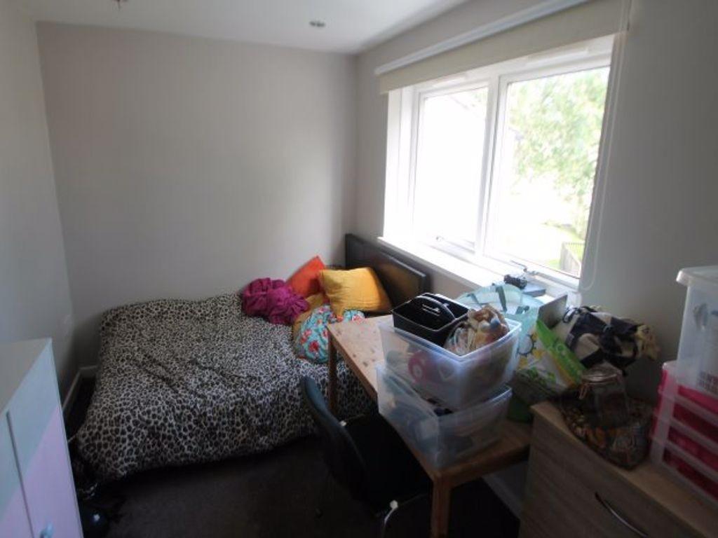 Cozy and functional single bedroom with a comfy...