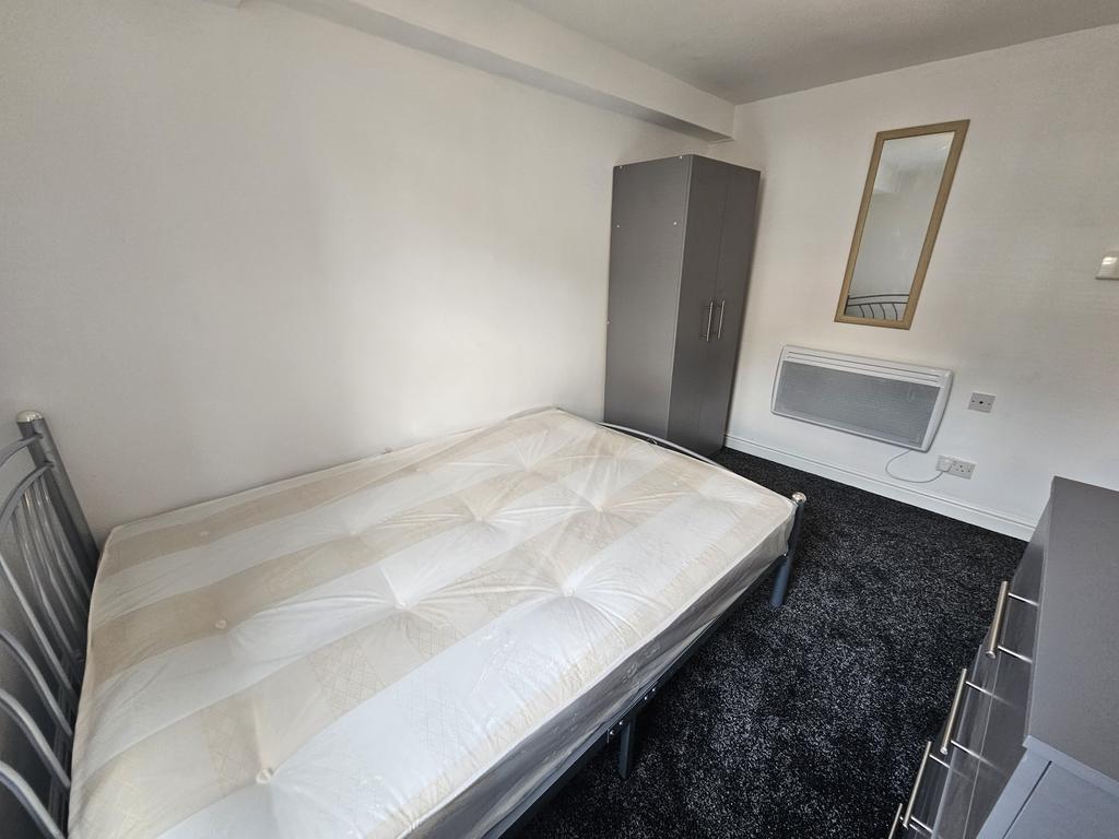 Bright and tidy single bedroom featuring a comf...