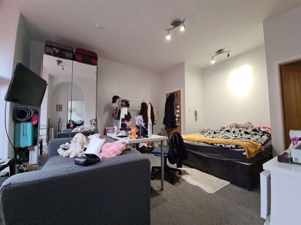 Bright shared double bedroom with two beds, goo...