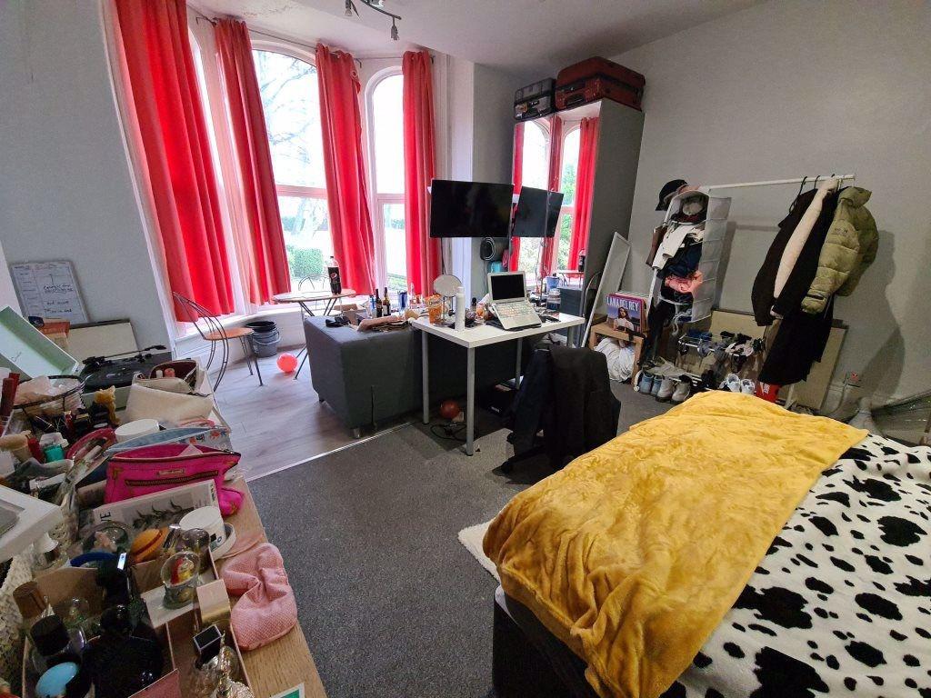 Bright double bedroom with two large windows pr...