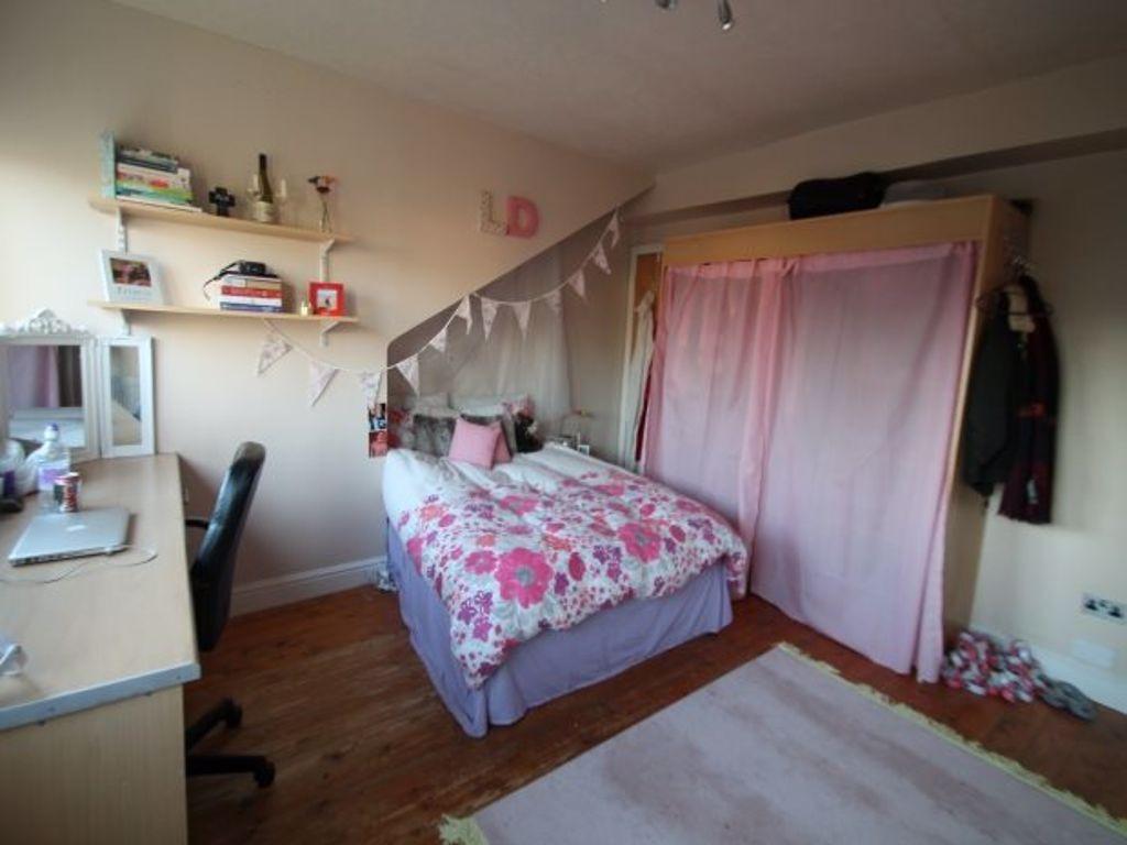 Cozy and neatly arranged single bedroom featuri...