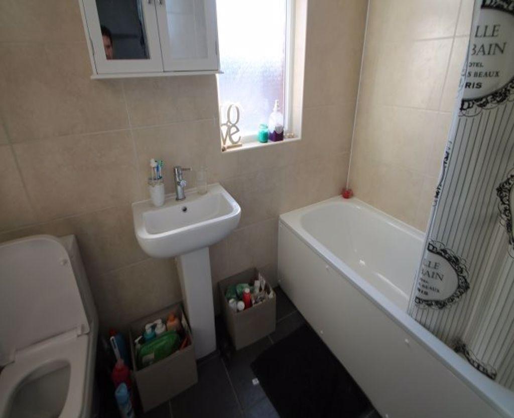 Bright and clean bathroom suite featuring a ful...