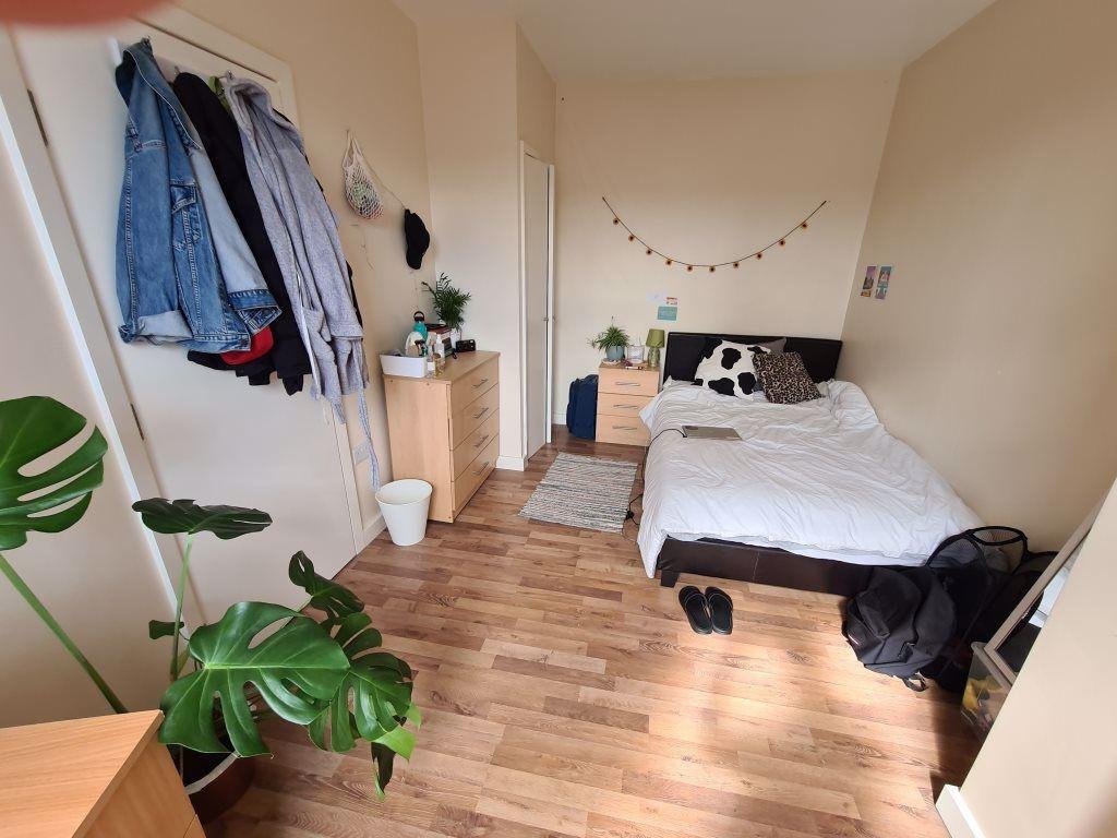 A cozy and well-maintained single bedroom featu...