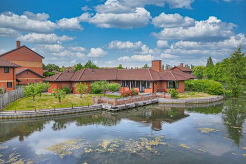 4 bedroom detached bungalow for sale, Skeats Wharf, Milton Keynes MK15