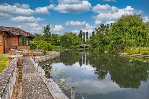 4 bedroom detached bungalow for sale, Skeats Wharf, Milton Keynes MK15