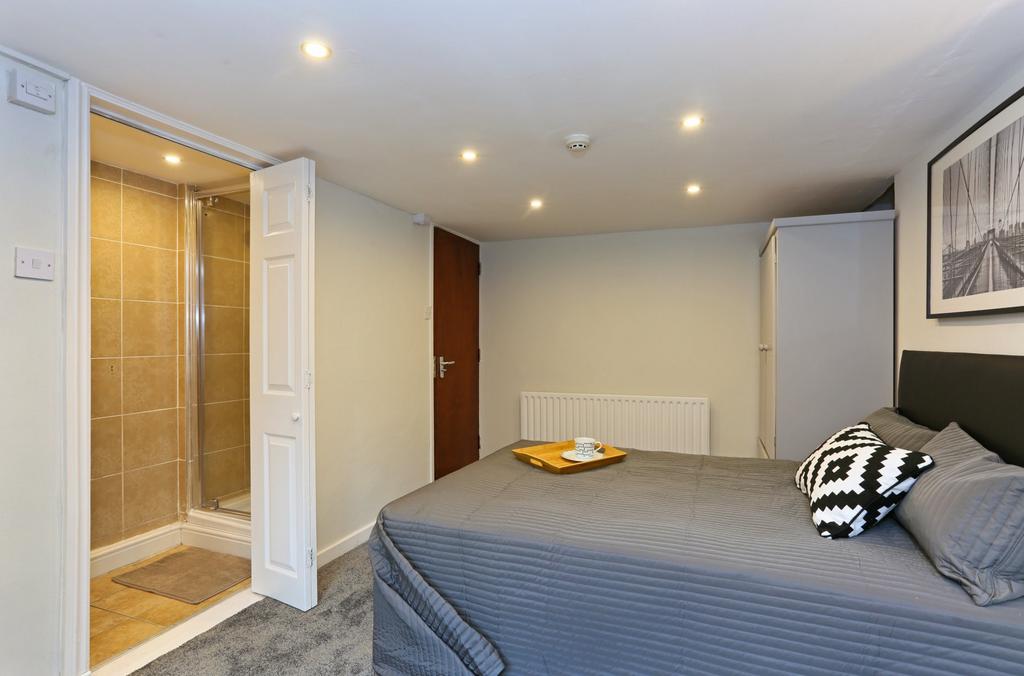 Spacious and well-maintained master bedroom fea...