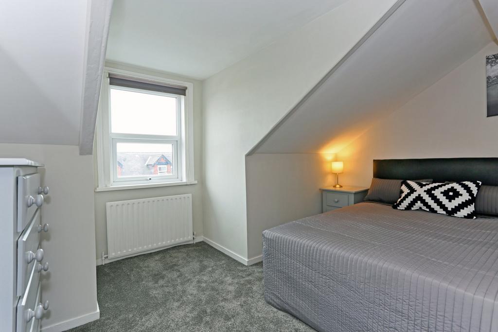 A cozy double bedroom featuring a comfortable b...