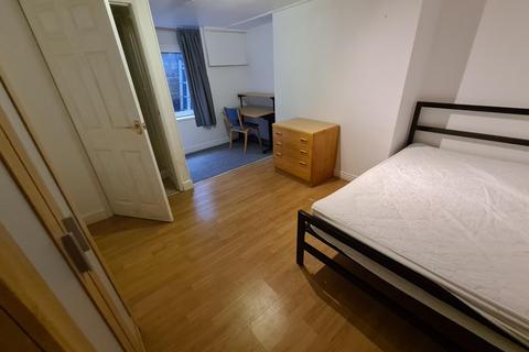 5 bedroom house to rent, Burchett Place, Leeds LS6