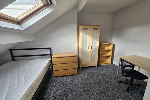 5 bedroom house to rent, Burchett Place, Leeds LS6