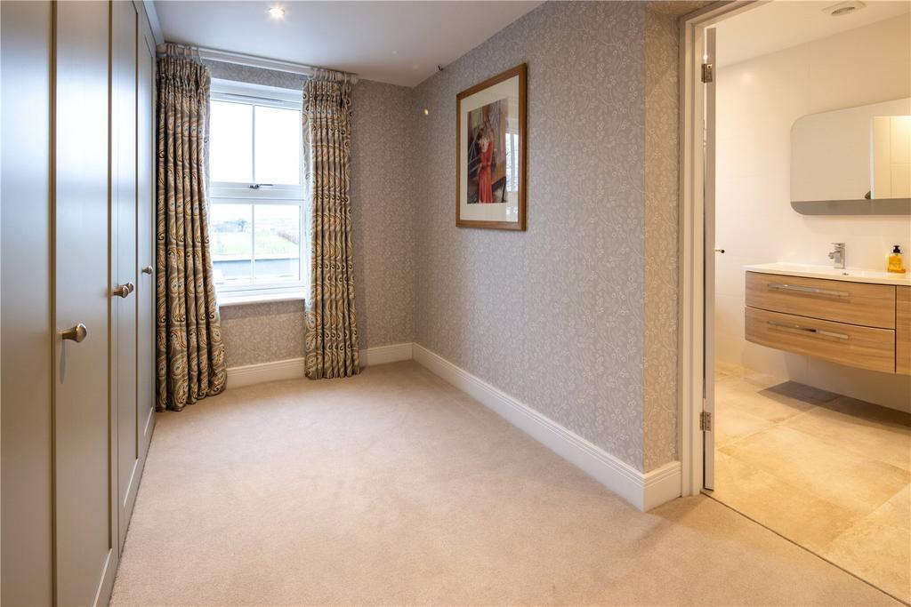 Bedroom 2/En Suite